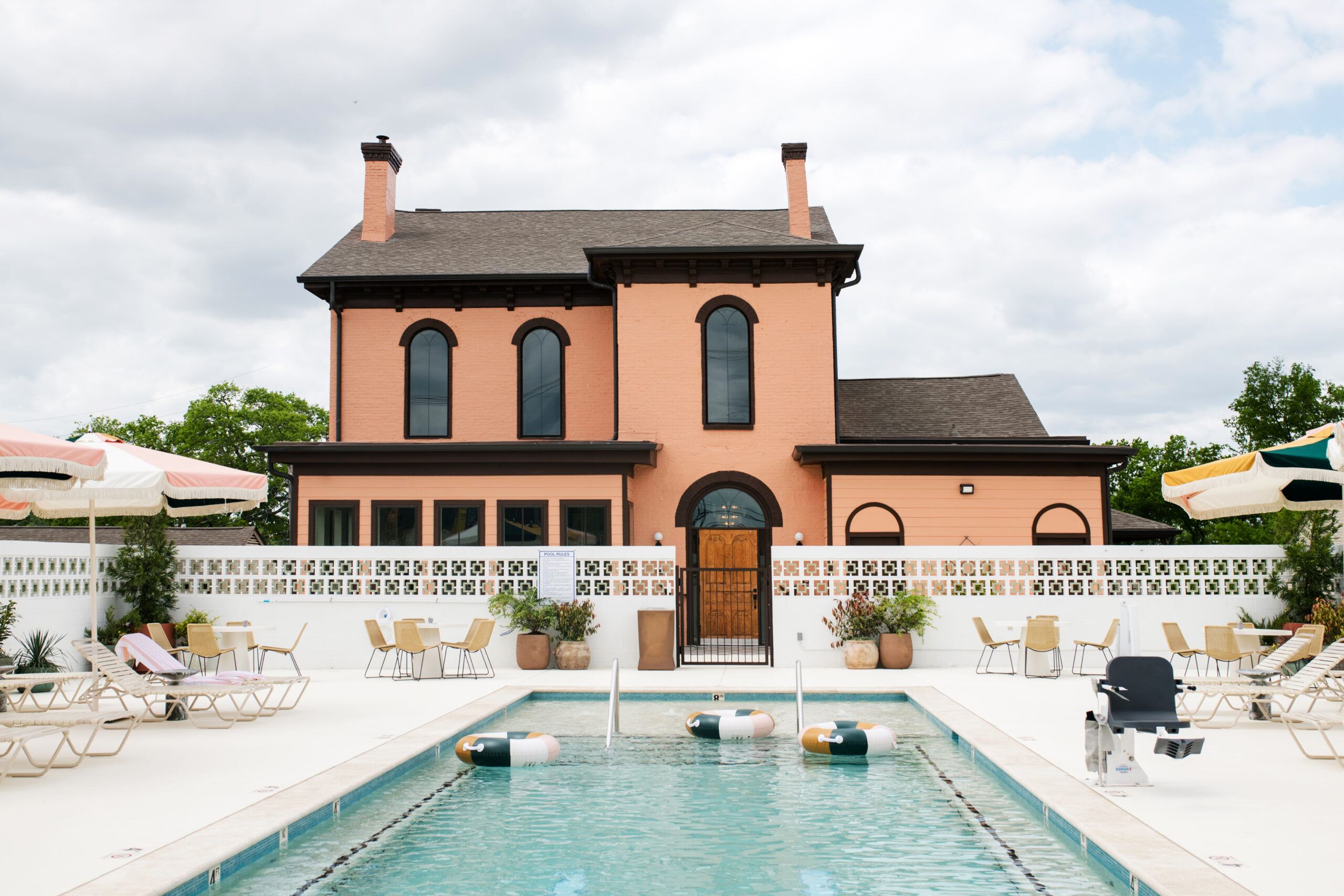 Salt Ranch Hotel, Pool Club & Barroom